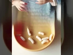 গোলাপী শিশুদের ট্রে প্লেট চামচ এবং কম্পার্টমেন্ট সঙ্গে বাটি